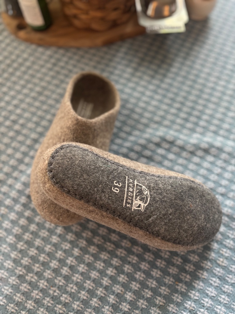 Kyrgies Classic Oatmeal Slippers 39 Eu | 8.5/9 — image 3 of 6